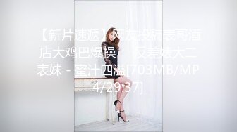 与成年可爱女人的粘稠性爱