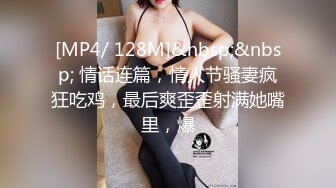 单位女厕全景偷拍站着尿尿的美女同事 这技术不得不佩服