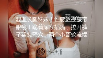 [MP4/ 211M] 小伙子约了个妈妈，53岁芳龄，吃完晚饭楼下接她车震，倒挺有味道，阿姨一点不害羞