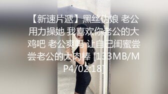 颜值不错的骚妹子露脸镜头前的呻吟，跟狼友互动漏奶子自慰骚逼呻吟，淫声荡语喊爸爸自己抠骚逼，真骚啊