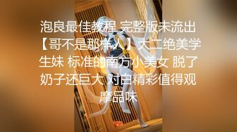 黑客破解家庭摄像头真实偸拍，爱美丽身材苗条小骚妇卧室日常换衣自慰，与两个男人床上玩3P关系很混乱