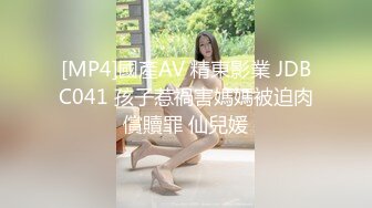 办公楼女厕大胆贴着B拍漂亮学妹女生出来一脸懵B疑惑的看着小伙刚才是你拍我吗