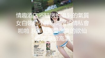 眼镜骚女两女一男3P淫乱大战，白皙奶子边口交边被后入，上位骑乘抽插一脸享受，双腿肩上扛轮换着猛操