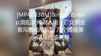 清纯女孩真空做家政主人来了故意拖下吊带漏出美胸