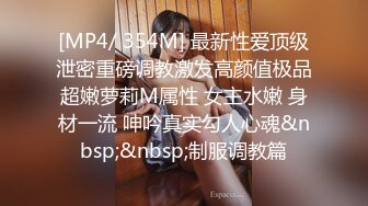 黑皮肌肉忠犬湿身诱惑,大胸被炮友使劲揉捏抓到变形,充满荷尔蒙的身材真他娘的极品