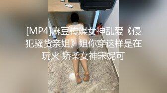 科技园女厕皮肤腻白大长腿偏分头尤物风骚丁字裤夹到狭长穴缝里了