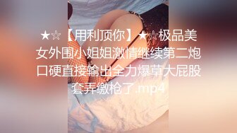 两个轻熟女姐妹花全程露脸跟狼友大秀发骚，淫声荡语互动撩骚，吃奶抠逼自慰呻吟，撅着大屁股求草精彩别错过