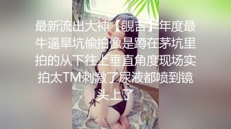 看着两个男人穿着她的 cosplay 学校泳装操夏海，直到他们两个都射在她的阴户里。