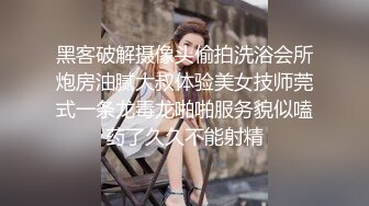 跟随偷窥漂亮cos小姐姐 好可爱的美眉 小内内卡着小屁屁 看着好诱惑