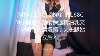 cd 元气少女鹿：好几天没去露出啦，这次专门找了个比较亮的路口，身后一直有骑士们经过，河边遛弯的两个大爷