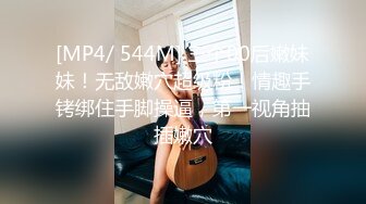 韵味气质轻熟女美少妇，居家一个自慰，特写白虎穴，道具自慰多种道具插穴