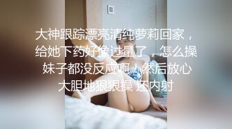 女友被插得受不了，只能用玉足了