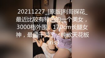 [MP4/ 922M] 打扮的很时尚，卷发女神美少妇，道具自慰，逼逼很干净，掰穴插入自慰器