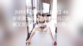 [MP4/ 600M] 眼镜骚熟女3P大战，两根屌轮流吃，骑乘边操边插嘴，后入猛怼小骚货