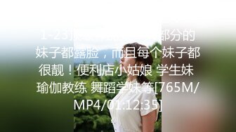 厌倦了照顾吉博的已婚妇女像画一样走着堕落的生活