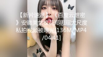 20岁活力美少女，掏出大奶子揉捏，圆润大肥臀脱下内裤，中指扣入粉穴高潮流出白浆