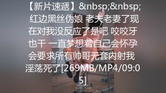 刺激剧情风骚牛仔短裤人妖在法院里居然用木锤插女法官骚穴出水在办公桌上猛操