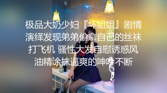 黑客破解家庭攝像頭偷窺偷拍洗完澡出來的美少婦和留著小鬍子像范偉老公在沙發啪啪