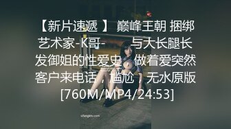 商场女厕全景偷拍多位美女嘘嘘 各种美鲍鱼完美呈现-0061-牛仔裤一直拉着门