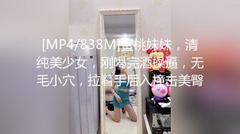 饥渴人妻趁老公不在家偷情邻居大叔，精液狂喷美臀上