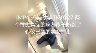 -黑虎街头露出大龟头喷射 正在等公交车的美女