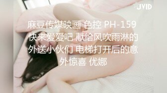 睡衣单腿黑丝极品女神下海，细长美腿夹着振动棒足交，掰穴特写超粉嫩