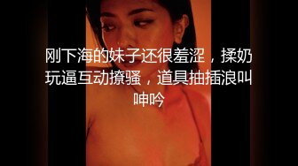 约会高颜值甜甜小美女 穿着贴身T恤短裤 白白嫩嫩大长腿跨坐在腿上 极品翘臀挑逗亲吻