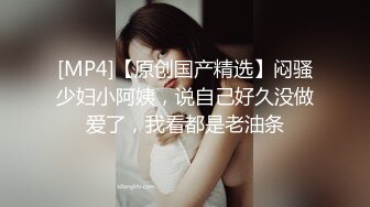 《极品CP魔手外购》经济型集体公寓女厕三机位全景偸拍各种学生和上班族小姐姐熟女方便，意外收获小情侣厕所躺平造爱2