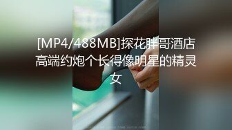 国人大哥跟黑鬼激情4P两个风骚小妹，黑丝情趣露脸舔弄黑鬼大鸡巴，逼逼特写淫水多多粉嫩