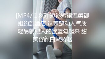 卖盆栽的老板娘 一弯腰胸前两颗奶头就探出头来 让顾客舍不得走