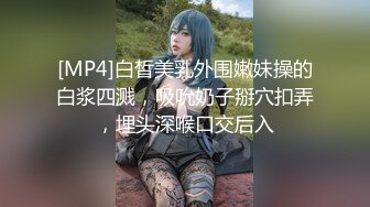 【12月新品福利①】，超强绿帽夫妻【Nina小蜜桃】线下邀单男3P4P换妻大乱交，王八男坐旁边观战