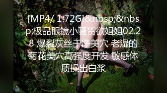 [MP4/ 498M] 邻居骚妇在家里大床一边和年轻男同事偷情一边和老公同电话骚货下面好多水