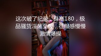 小女友很喜欢兔尾巴