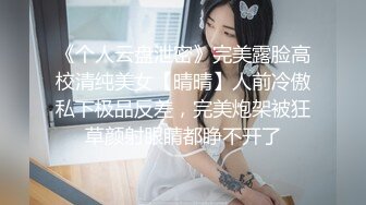 申精黑丝情趣内衣的蜜桃臀少妇