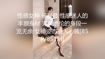 餐厅里黑裙长腿无内扫女，换换腿吸引注意力