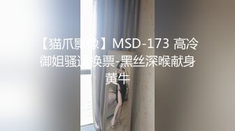 [MP4/ 409M]&nbsp;&nbsp;身材不错的眼镜御姐范美少妇玩三P，有人专业角度拍摄，硬了后入操逼