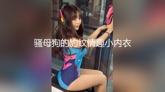 牛仔短裙很有韵味甜美小少妇激情大战，性感黑丝拨开内裤舔逼，翘起大屁股道具爆菊，上位骑乘抽插打桩