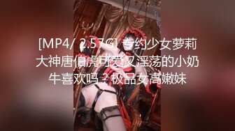 厕拍大神潜入首尔江南区某西餐厅女厕偷拍❤️美女尿尿服务员用力揉肚子，她放了个屁