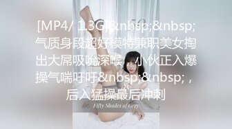 冒死潜入女生宿舍爬墙偷窥漂亮女生洗澡洗BB