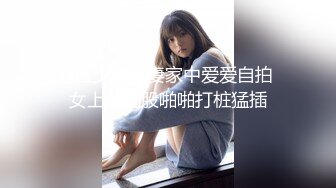 拔出女友屁屁里的肛塞