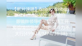 《极品CP魔手外购》经济型集体公寓女厕三机位全景偸拍各种学生和上班族小姐姐熟女方便，意外收获小情侣厕所躺平造爱1