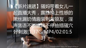 高端女白领全程露脸我咋看着这妞在办公桌上在骚呢，漏着骚穴自慰呻吟，互动撩骚淫声荡语道具抽插玩的好嗨啊