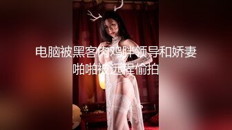 尤物骚女两男一女3P激情啪啪，从下往上视角拍摄，两根JB口交掰穴揉搓尿尿，前后齐插齐插后入猛操