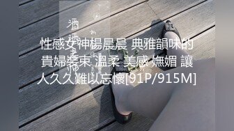 床上黑丝少妇的3P游戏 会玩的大哥连抠带草还有道具 骚逼给她玩肿了